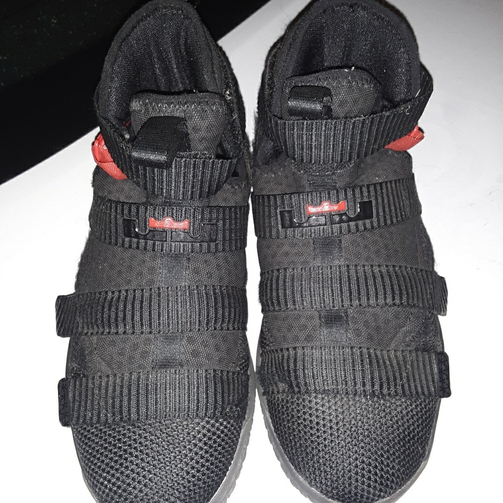 Tennis shoes boys sz 2 youth